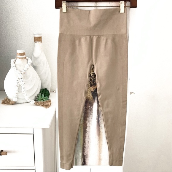 Set Active Sculptflex Leggings in Sand Size Small - Picture 3 of 13
